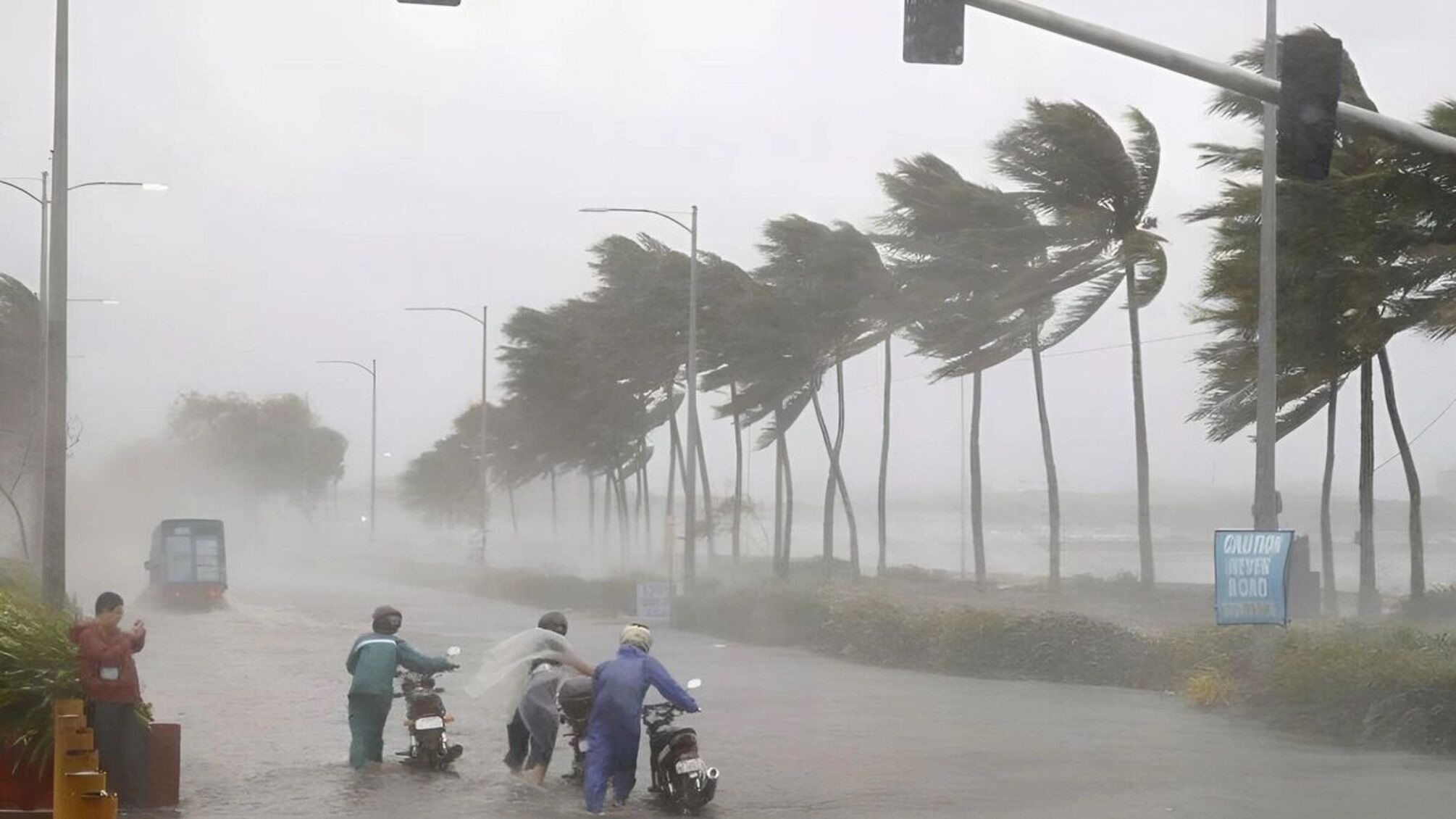 Сильнейшие дожди и порывистый ветер повлекли за собой масштабные подтопления
