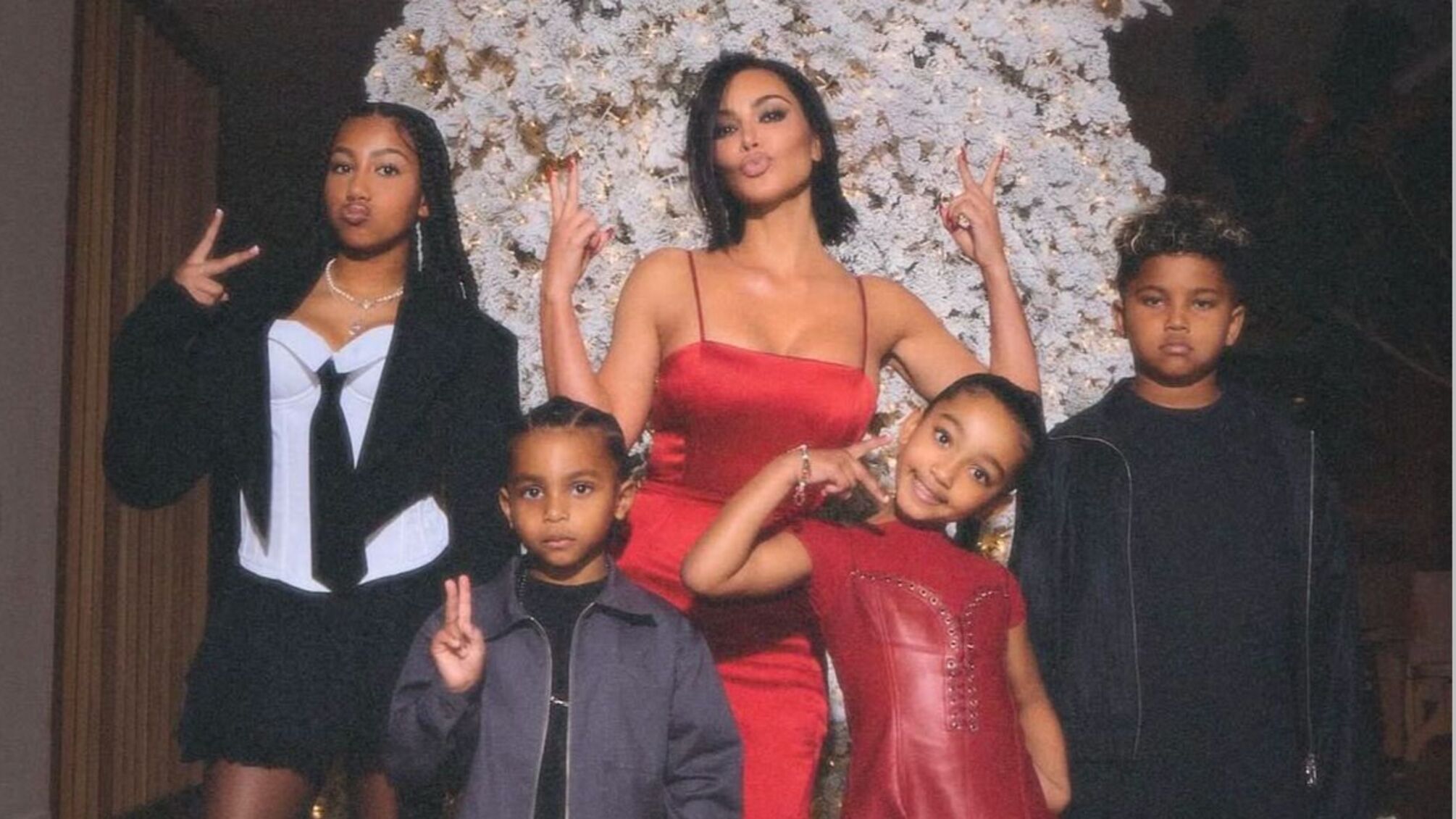 Ким Кардашьян поделилась трогательными кадрами с праздничной фотосессии с детьми