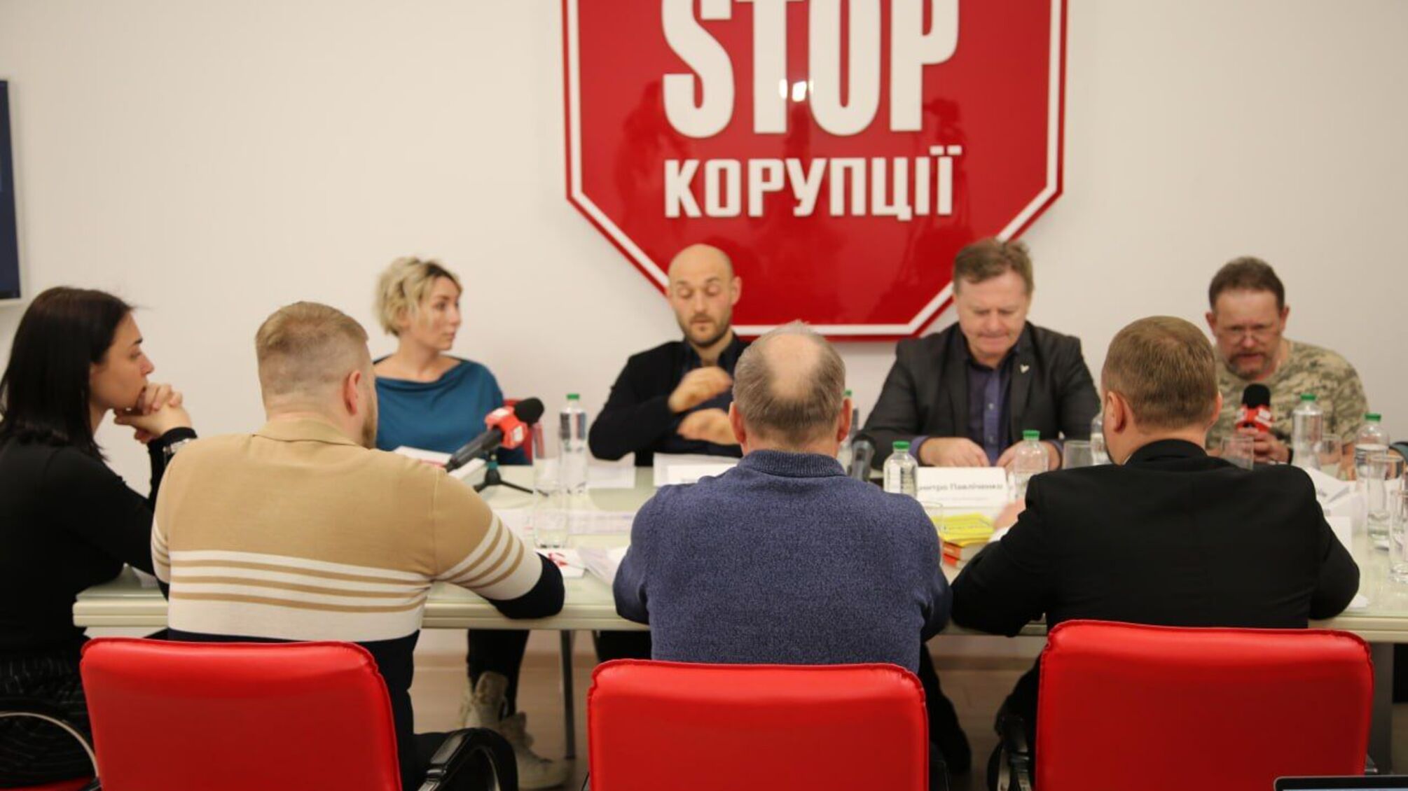 Круглий стіл у Києві: журналісти проти суддів — хто кого тисне?