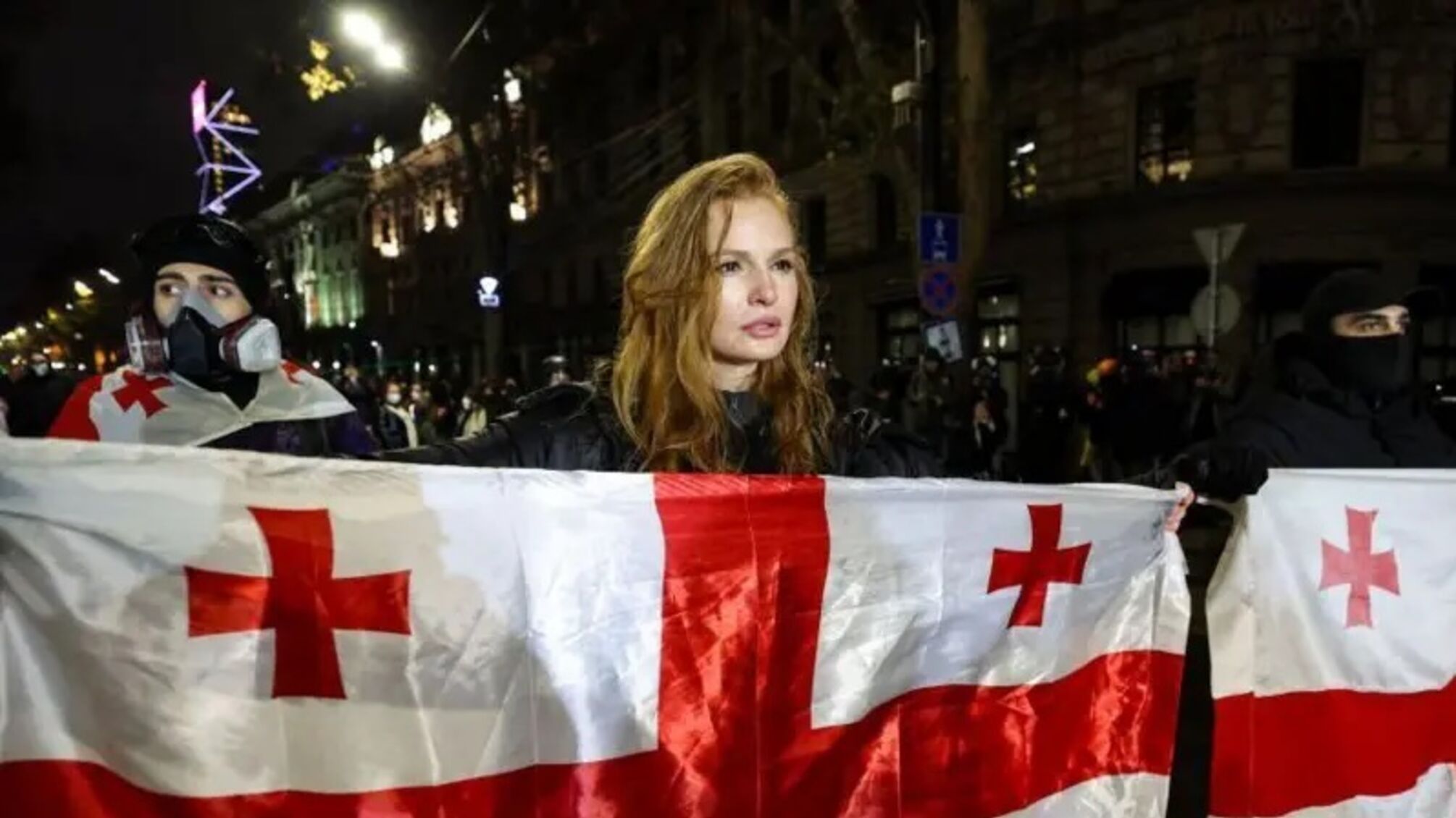 В Тбилиси силовики разгоняют демонстрантов с применением газа и водометов