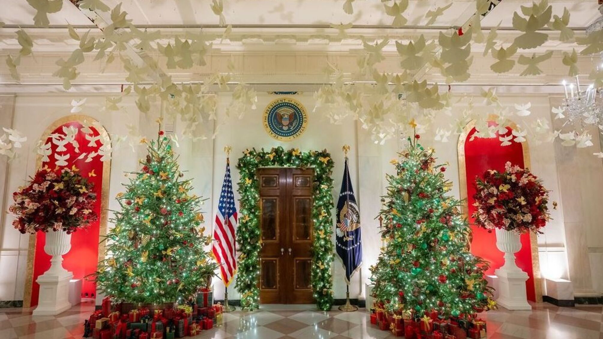 83 ялинки та 28 тисяч прикрас: як до Різдва прикрасили Білий дім
