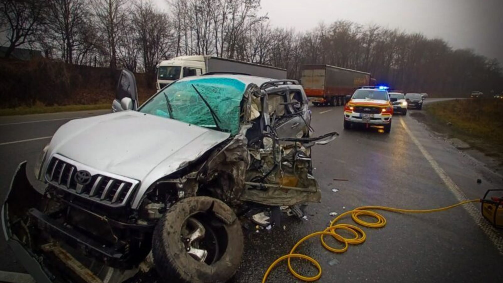 После ДТП вблизи Львова водитель джипа из авто вытаскивали спасатели