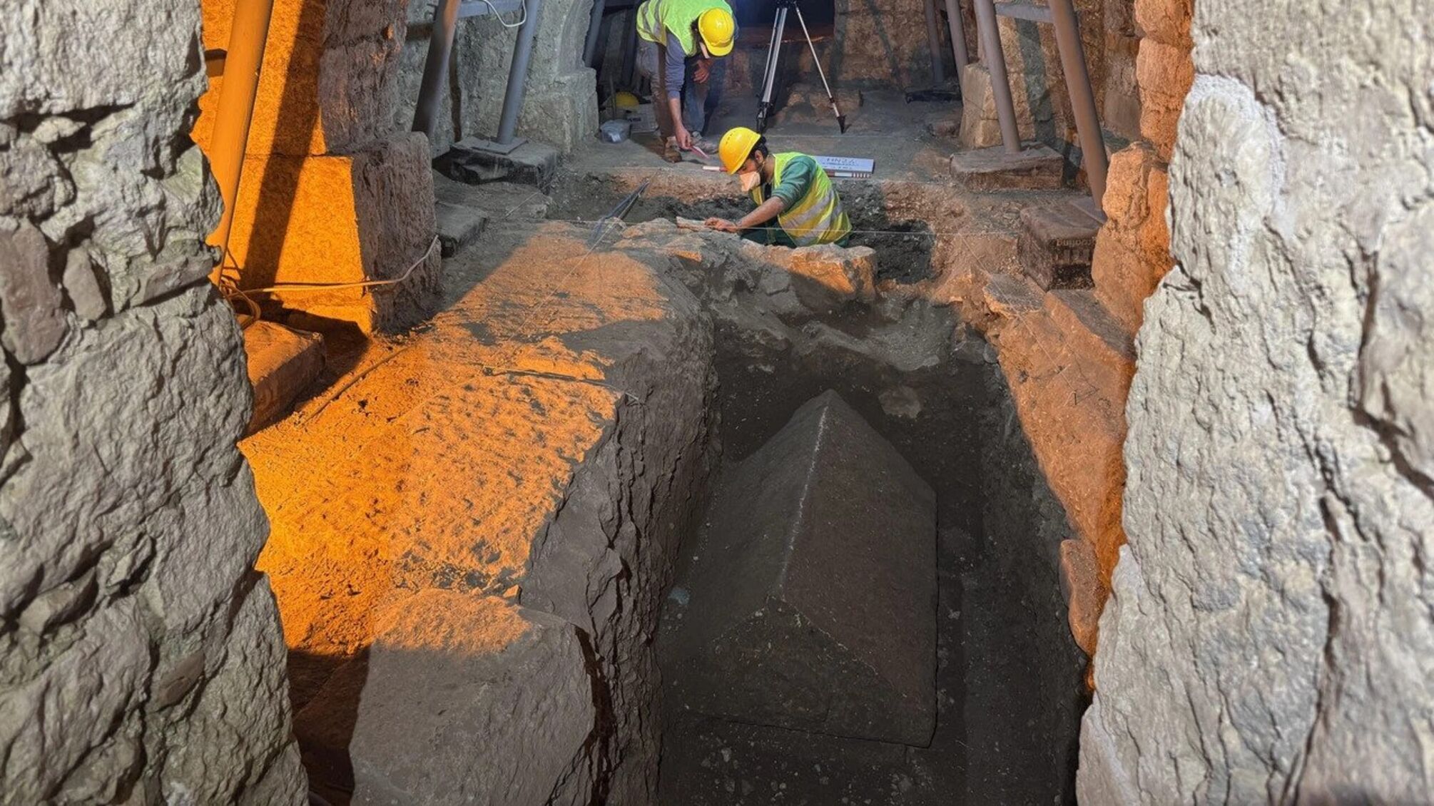 Археологи в Анталії виявили саркофаг, що може належати святому Миколаю