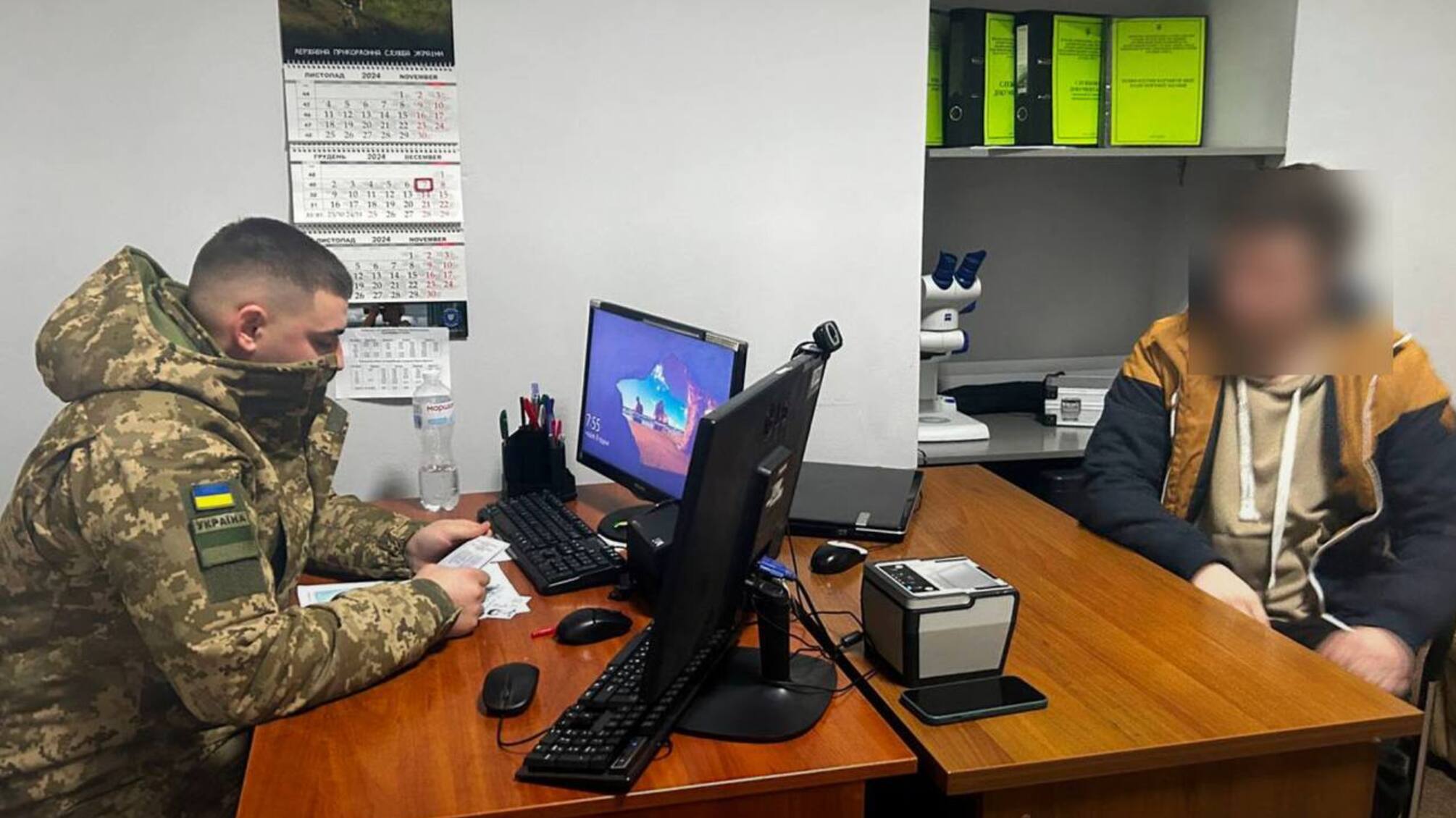 Прикордонники викрили чоловіка, який намагався видати себе за жінку