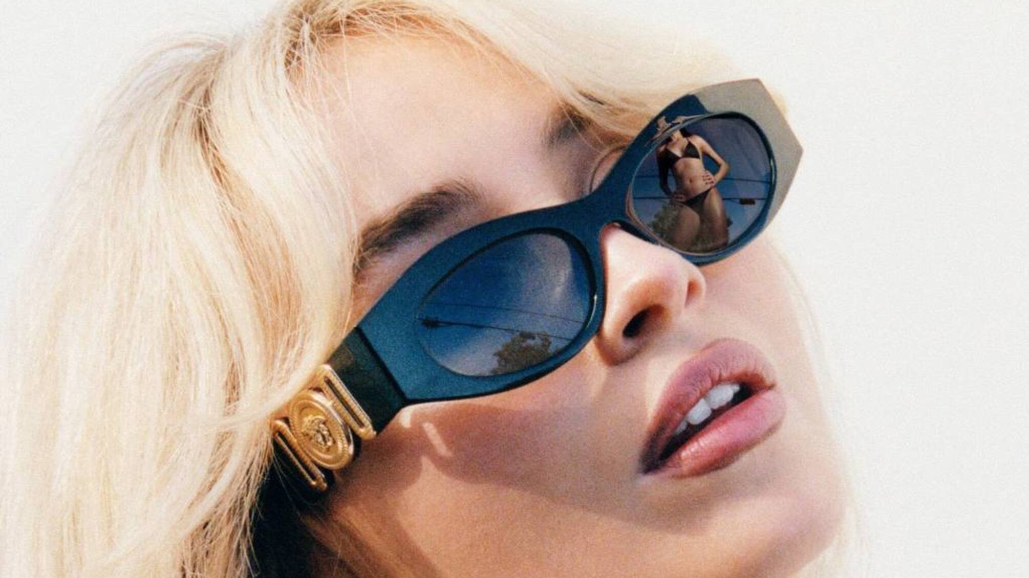 Сабрина Карпентер стала лицом новой кампании очков Versace