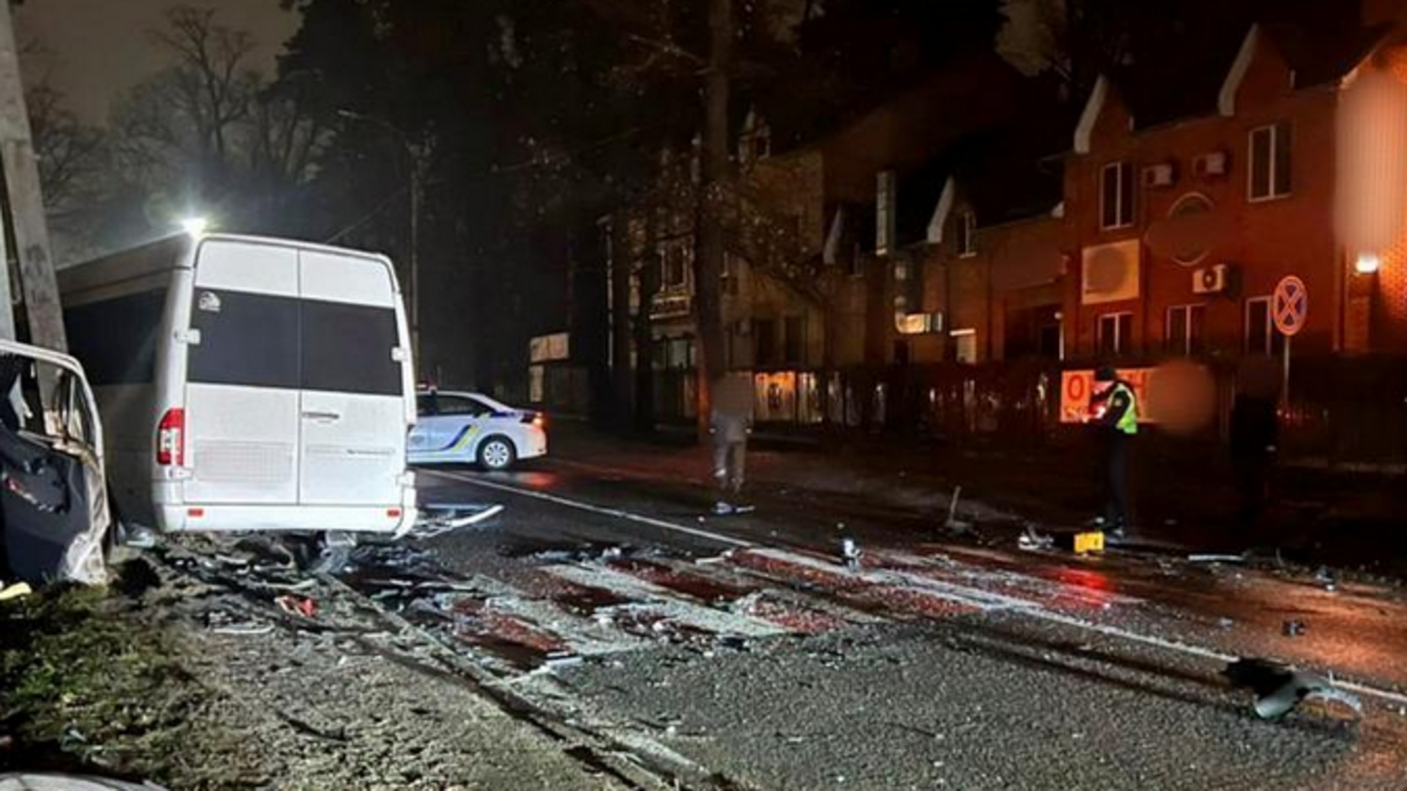 На Київщині легковик врізався у маршрутку з пасажирами: є постраждалі