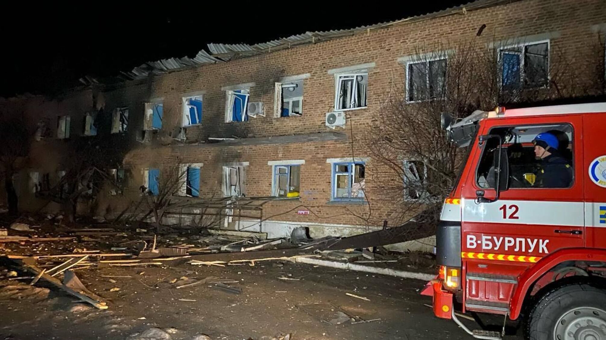 Ворог вдарив керованою авіабомбою по лікарні у селі Великий Бурлук на Харківщині 