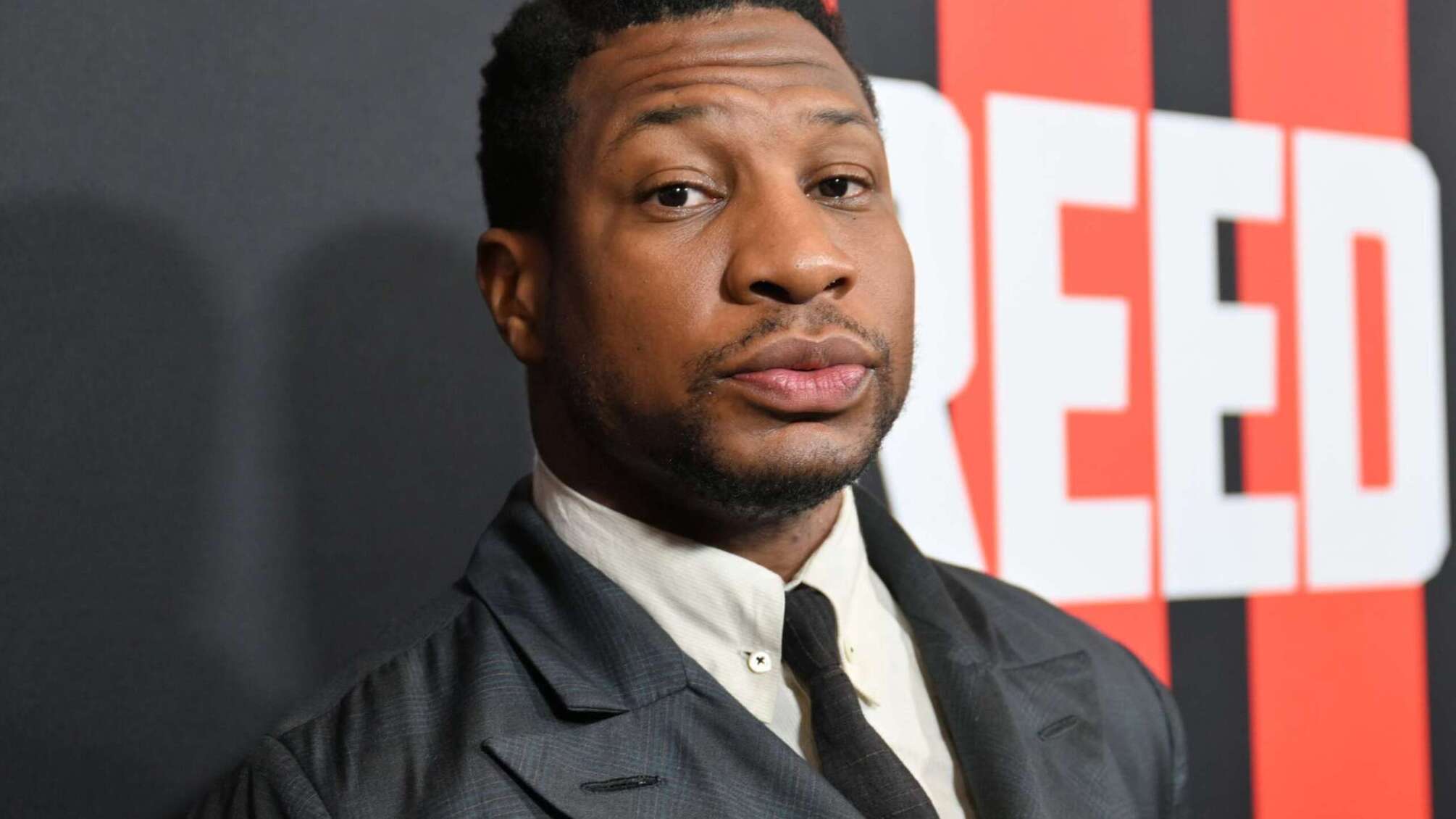 Джонатана Мейджорса обвинили в насилии