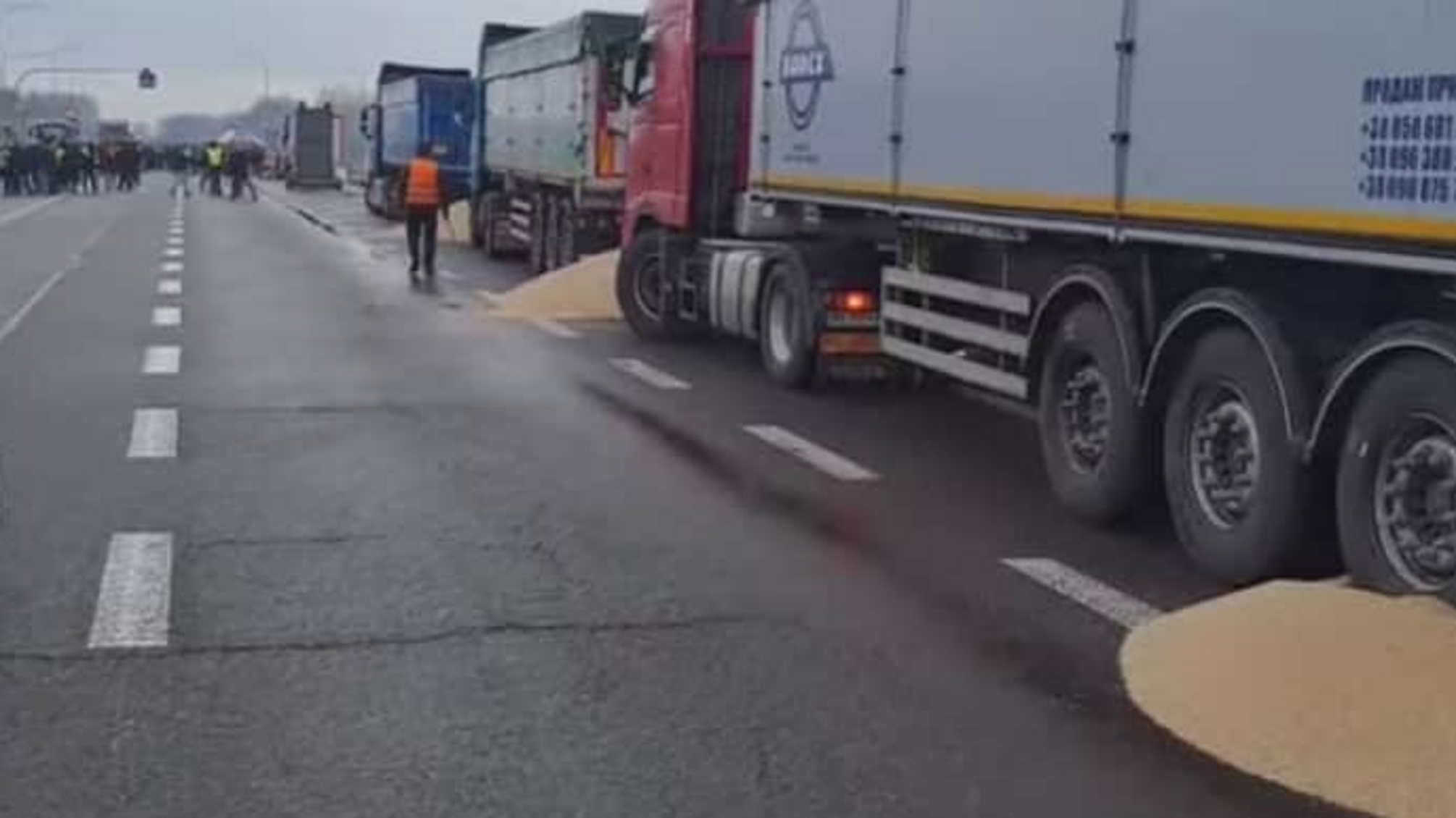 Польские фермеры высыпали зерно из украинских фур на ЧП 'Ягодин - Дорогуск'