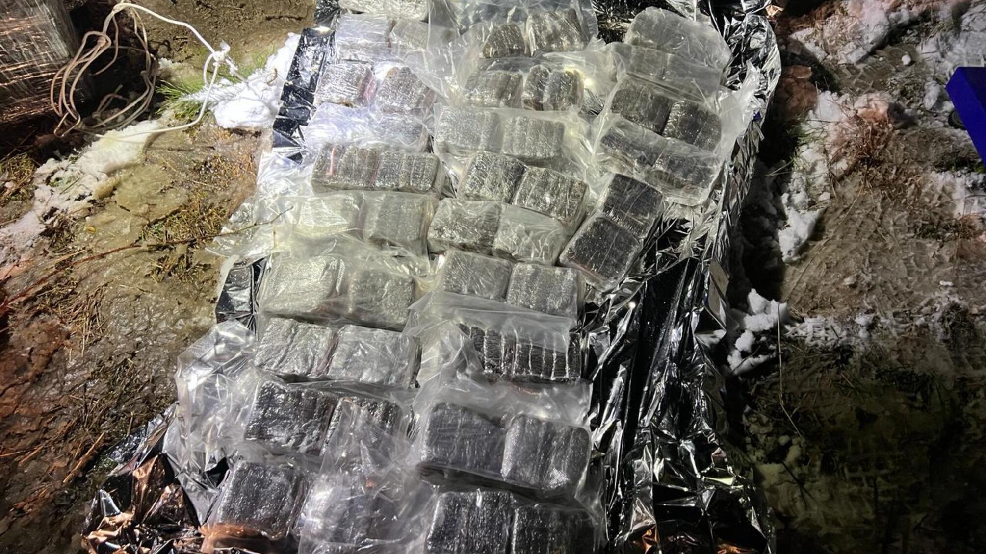 Трое подозреваемых задержаны в подозрении контрабанды наркотиков