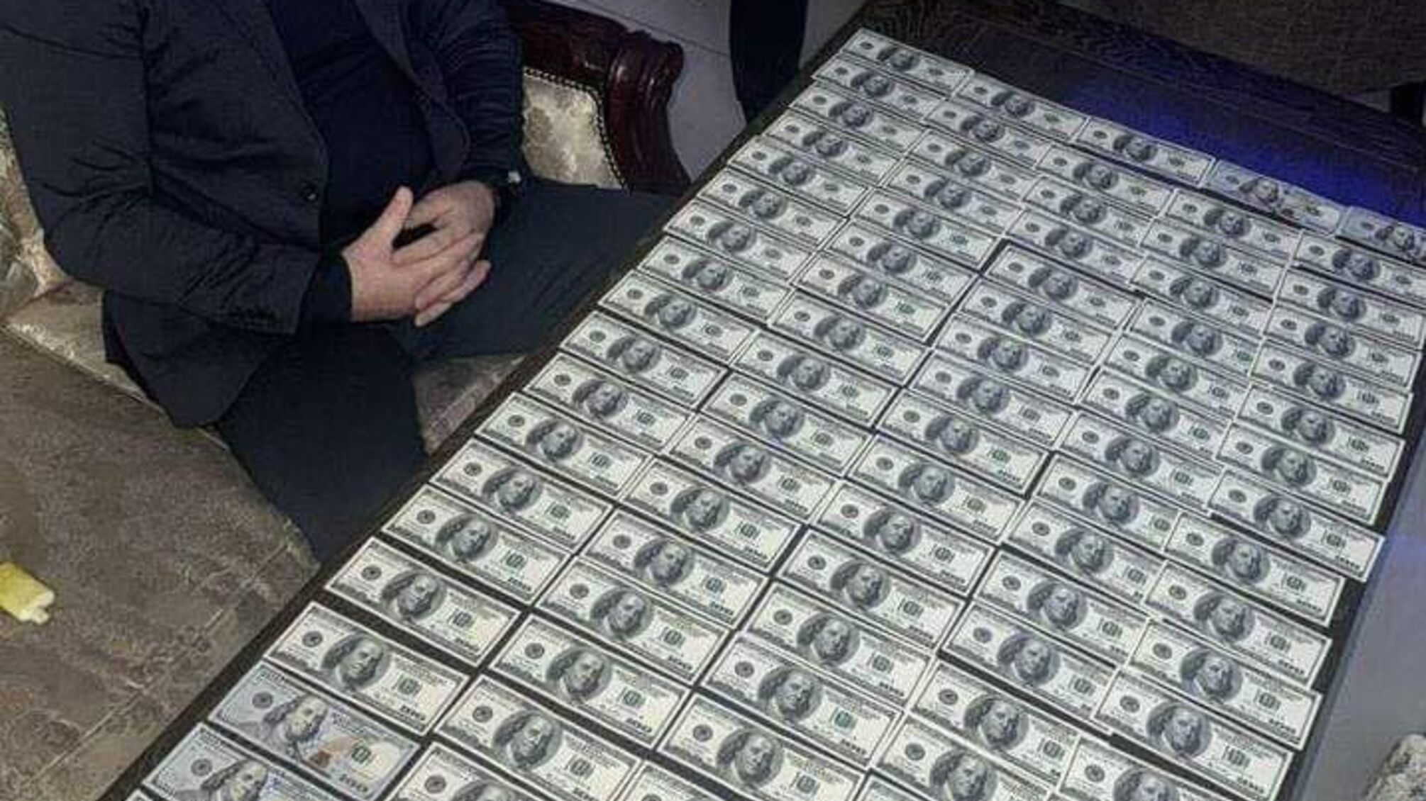 стіл на якому доларові купюри