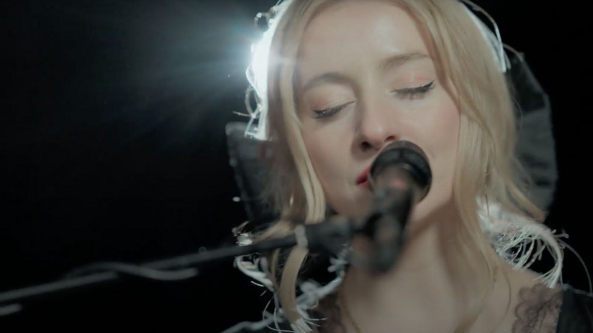 Vivienne Mort представила песню, положенную на стихи погибшего поэта и воина Максима Кривцова