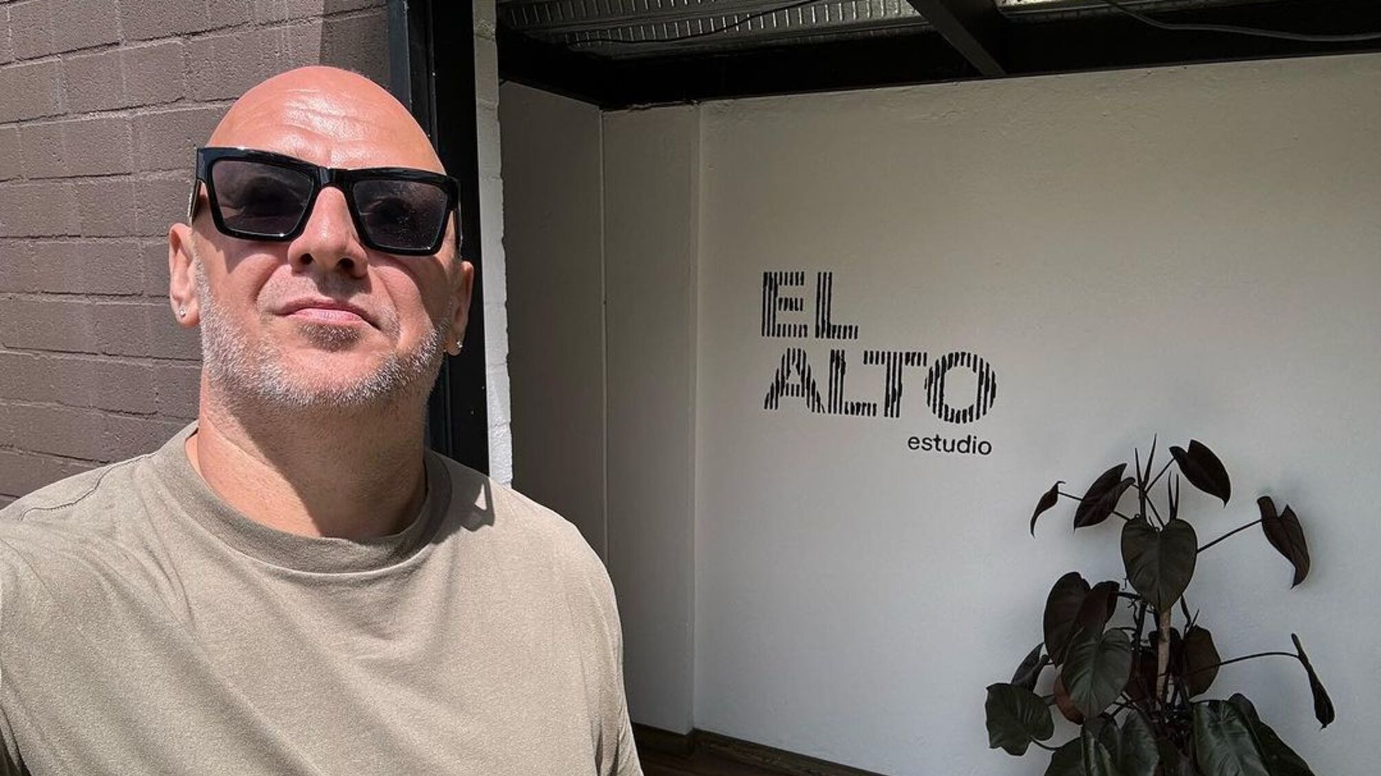 Потап у темних окулярах на фоні студії