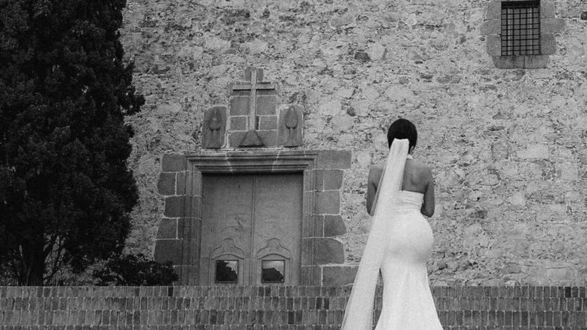 Анна Андрійчук у весільній сукні біля храму