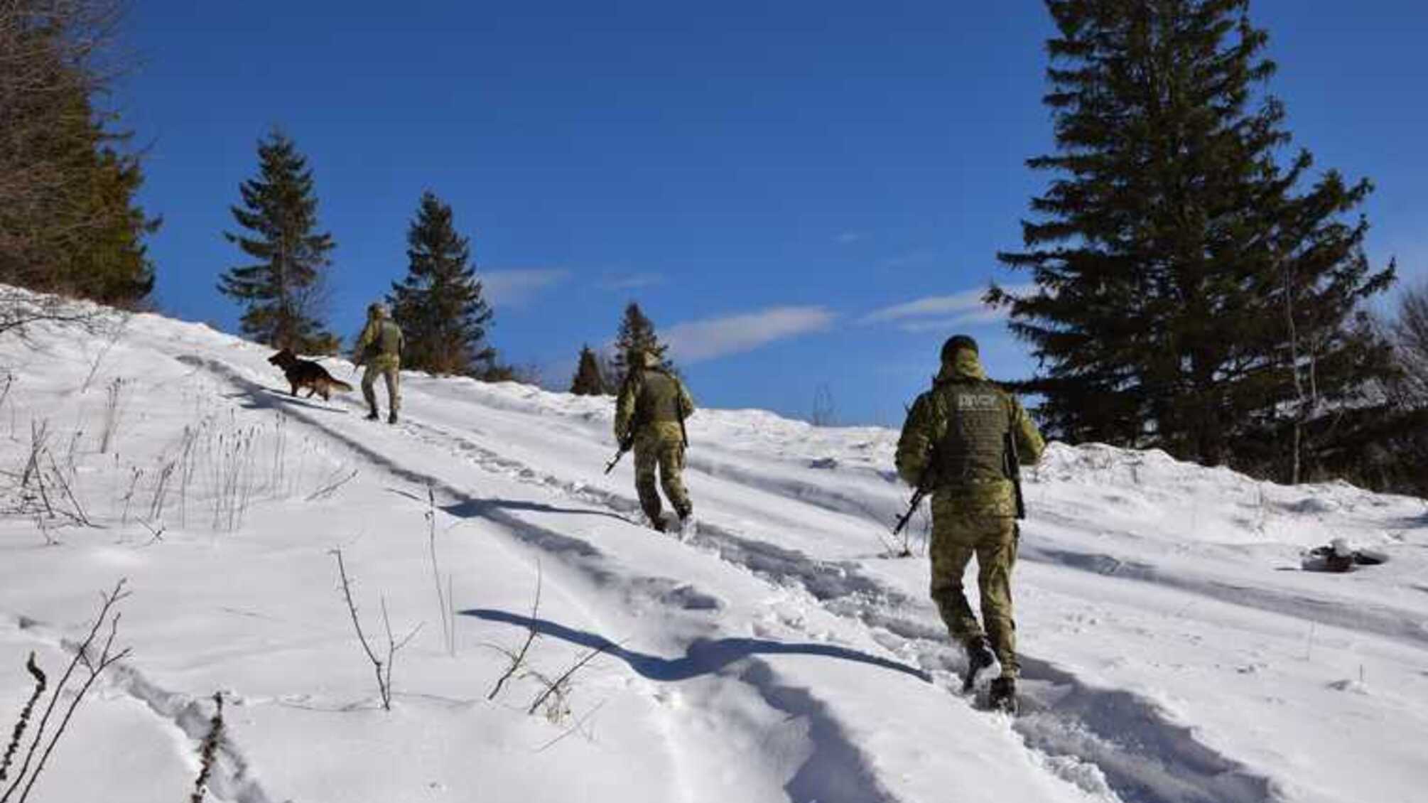 У горах поблизу кордону виявили тіло людини без ознак життя