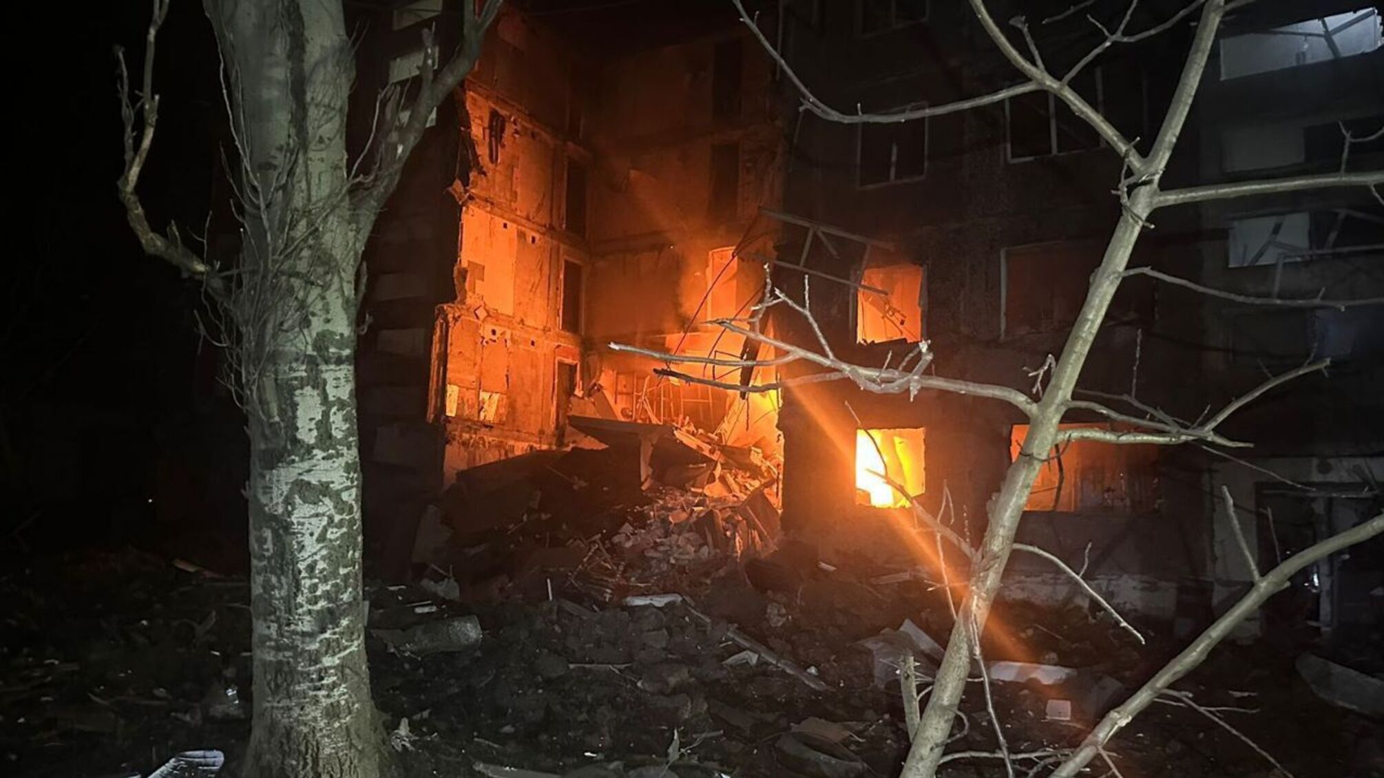 Росіяни двічі за ніч обстріляли Селидове на Донеччині: люди опинилися під завалами, є поранений