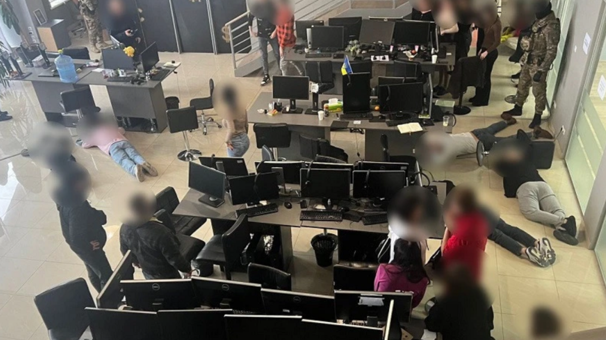 Обманывали иностранцев на $100 тыс. ежемесячно: в Тернополе разоблачили мошеннический колл-центр