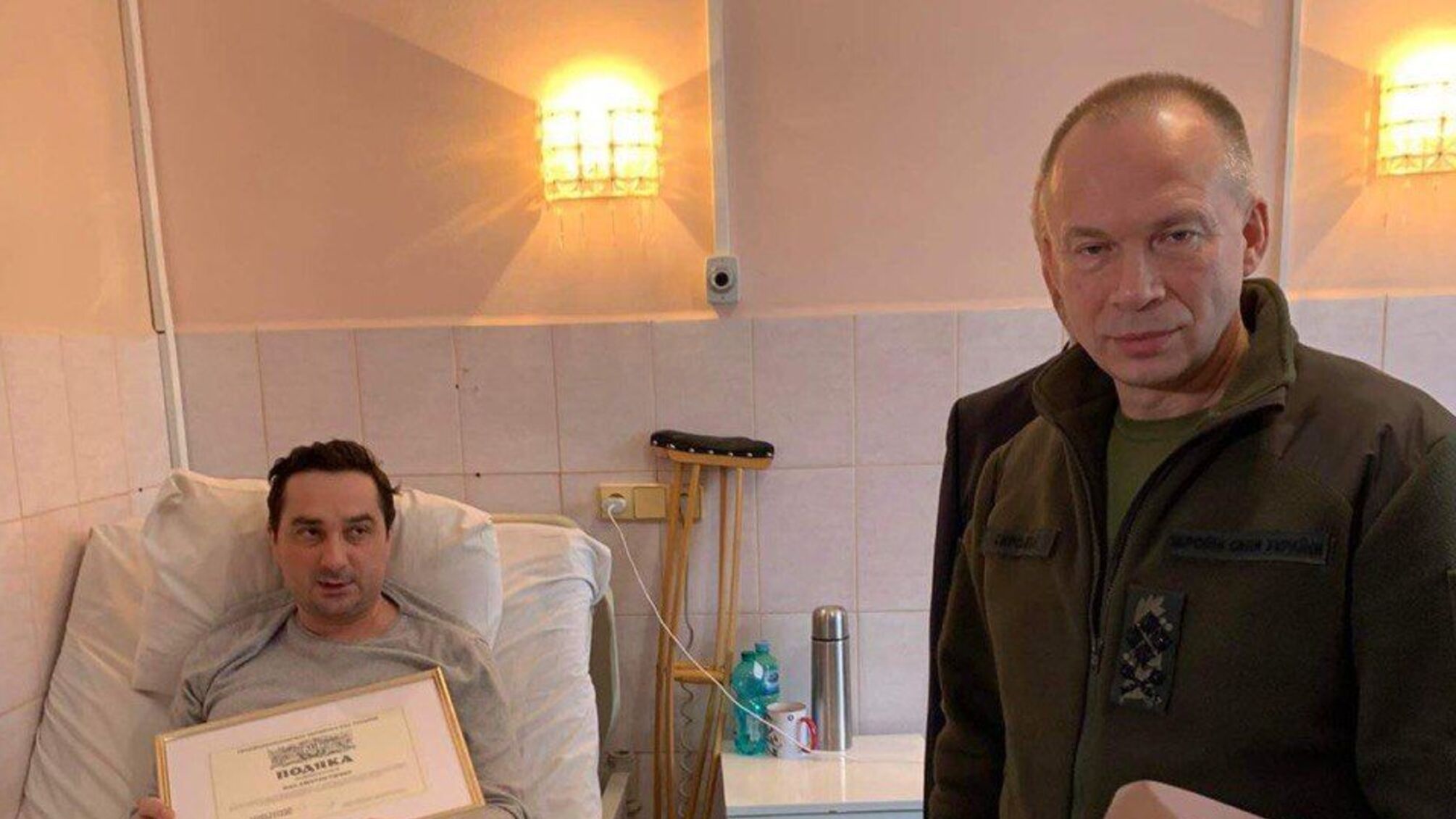 Головнокомандувач ЗСУ Сирський відвідав раненого кореспондента  Дмитра Євчина (фото)