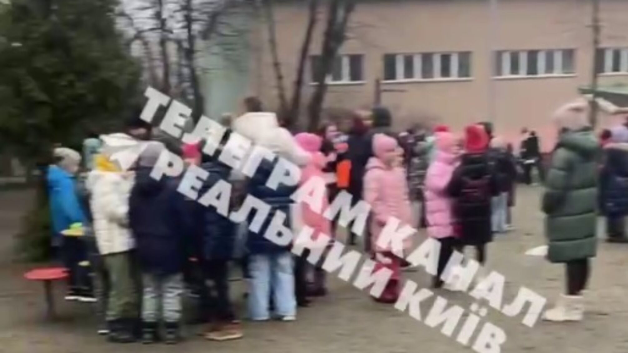 Персонал та учнів вивели з приміщення