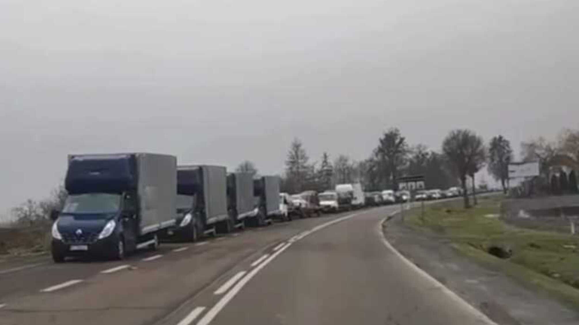 Украинские грузовики с помощью для ВСУ застряли на границе из-за польских фермеров