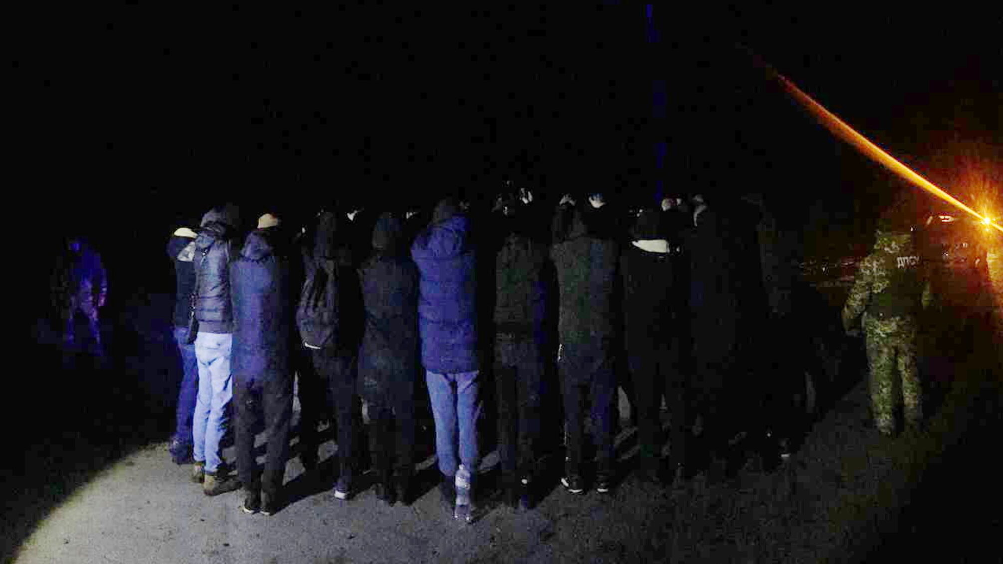 Пограничники задержали водителя и 10 мужчин, планировавших незаконно пересечь границу