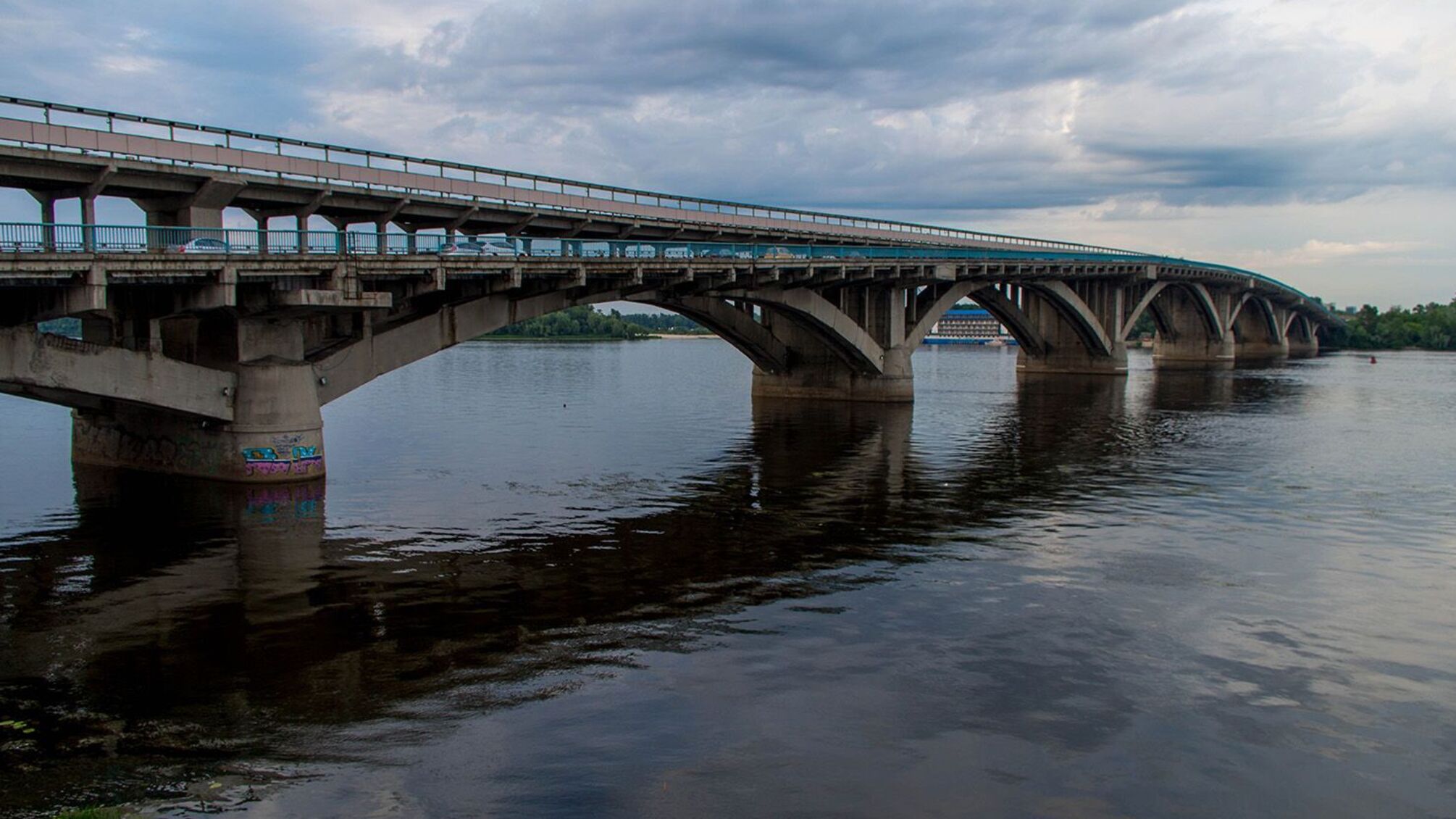 Эксперт заявил, что мосты в Киеве могут упасть в любой момент.