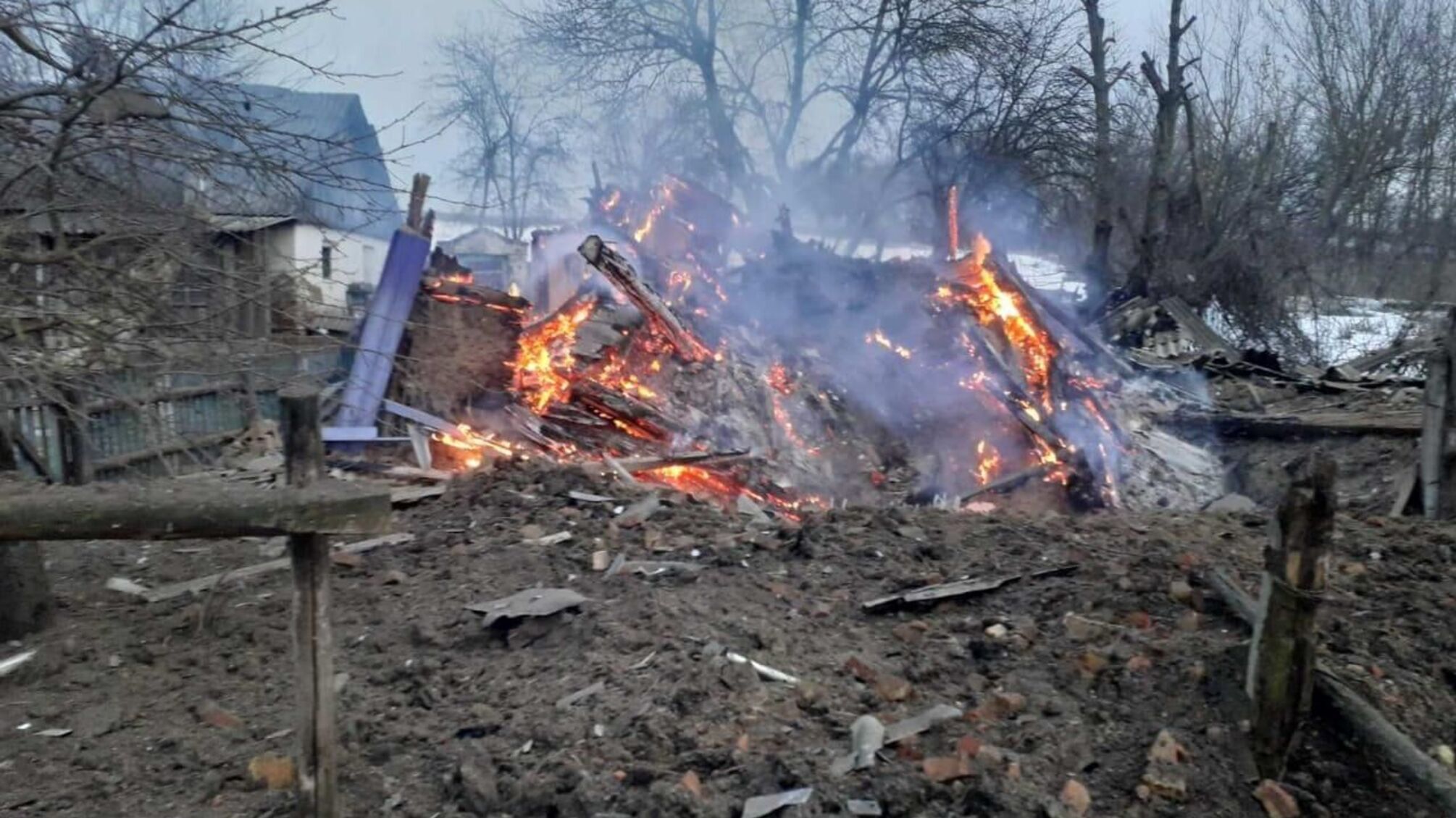 Росіяни завдали авіаційно-артилерійського удару по Сумщині: спалахнув житловий будинок