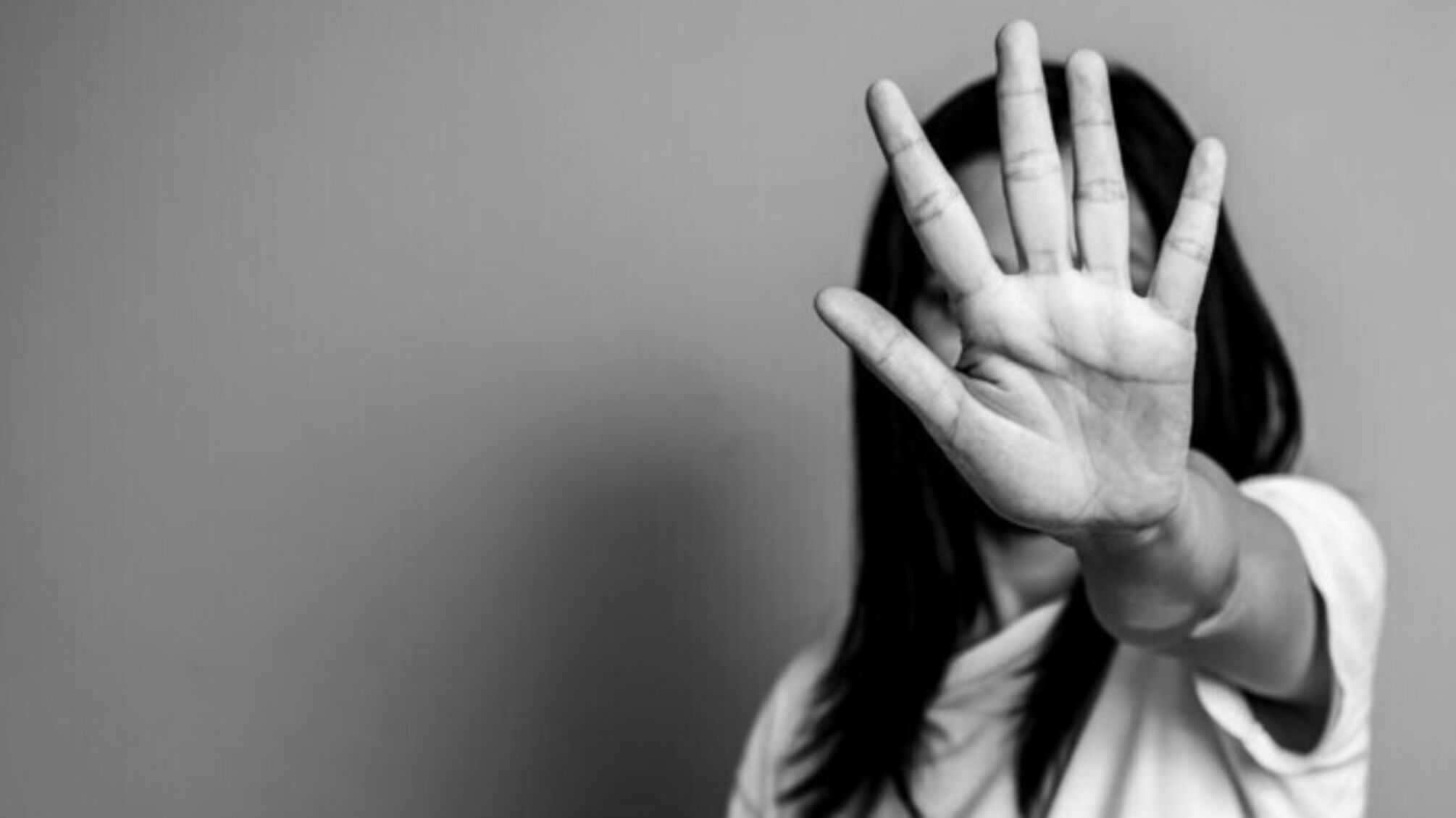 Обличчя сховане за рукою