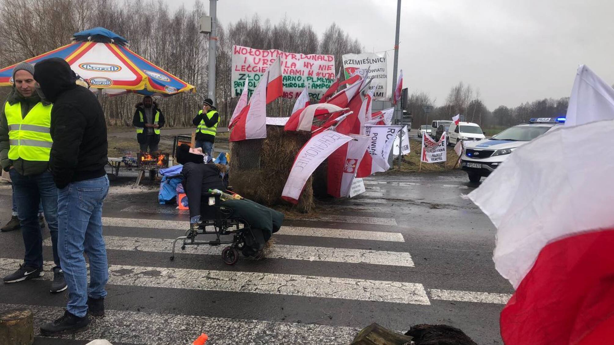 На майже усіх прикордонних пунктах Польщі почалися масові страйки проти продовження безмитної торгівлі з Україною