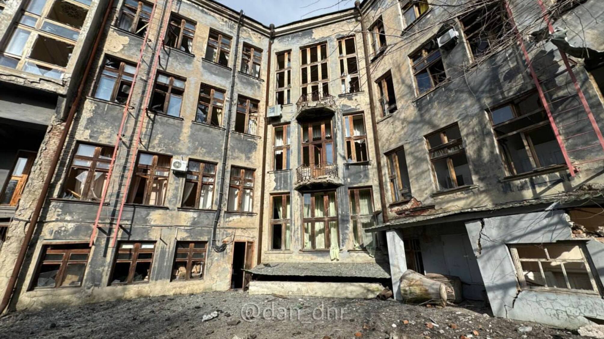 Будинок суттєво пошкоджений, жодного вцілілого вікна