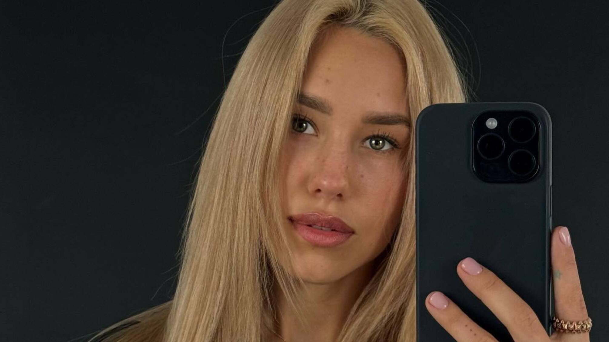 Даша Квіткова фото в дзеркалі