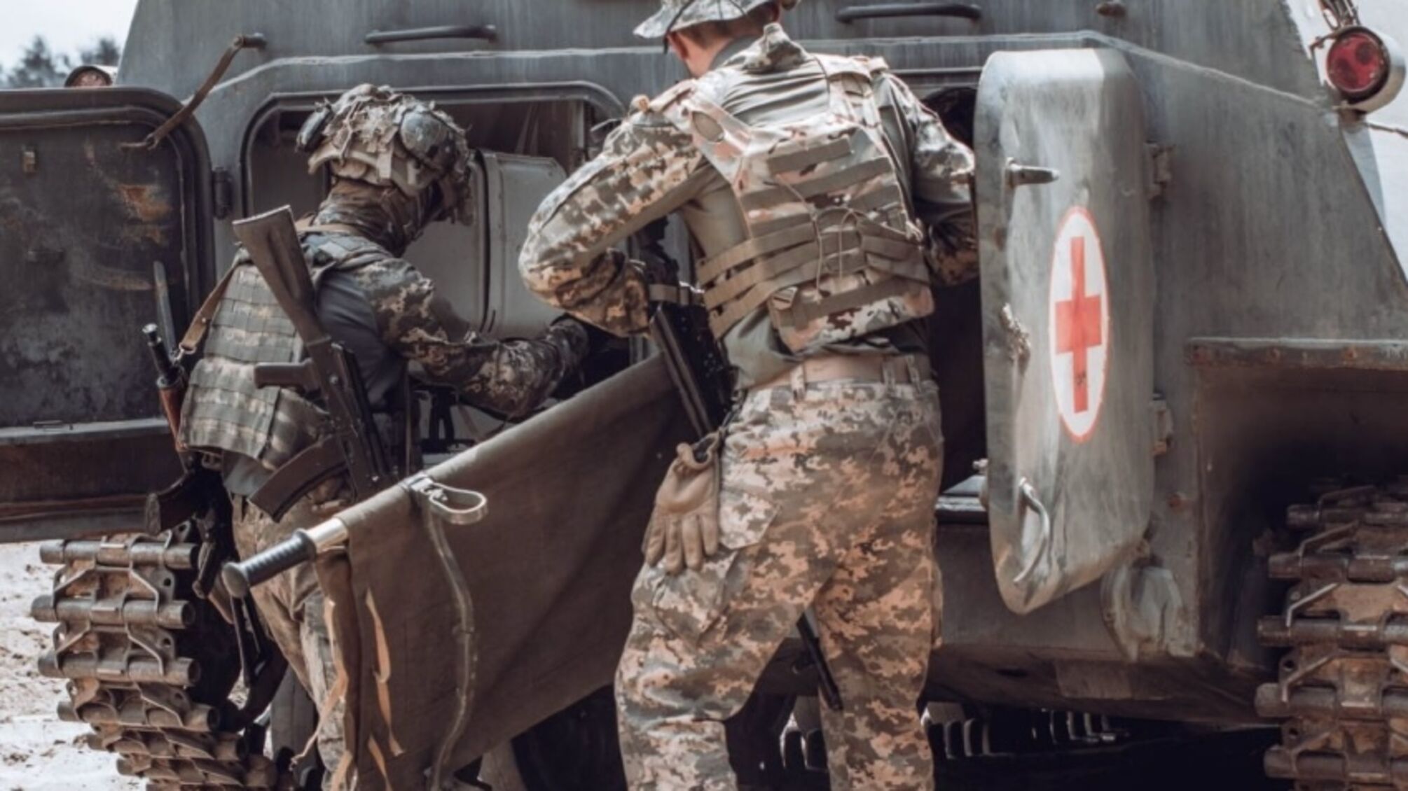 Бойовим медикам дозволили лікувати військових наркотичними засобами