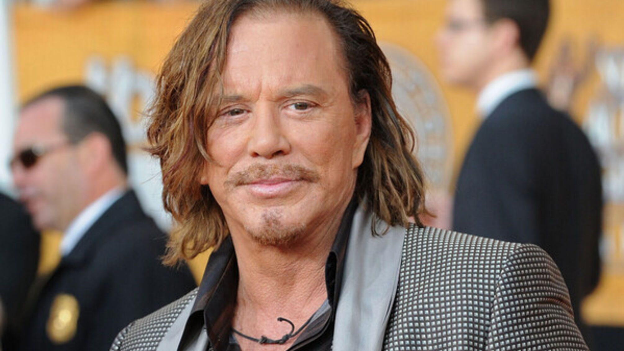 Мики Рурк показал видео с Валерием Залужным и призвал помогать Украине