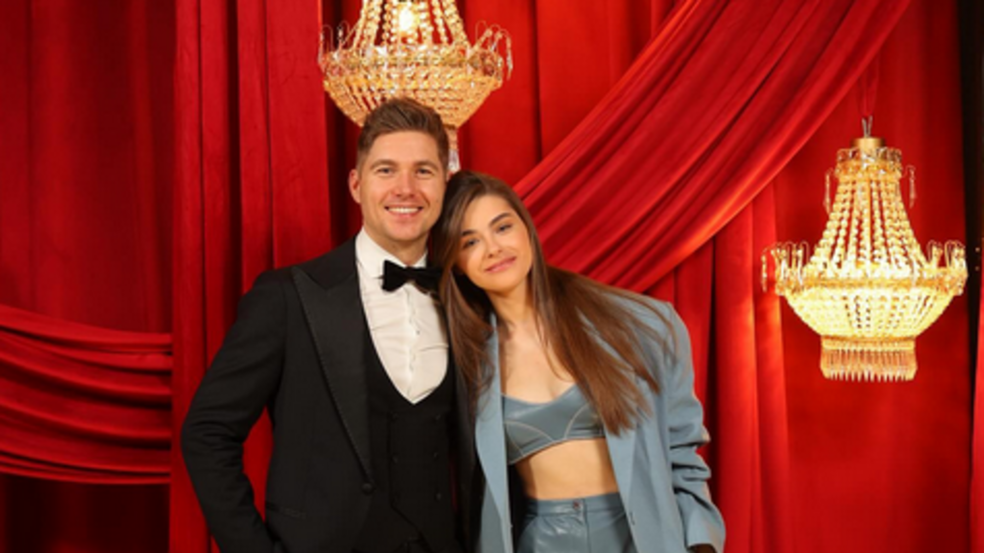 Сьогодні важливий день: Остапчук заінтригував фото з молодою дружиною