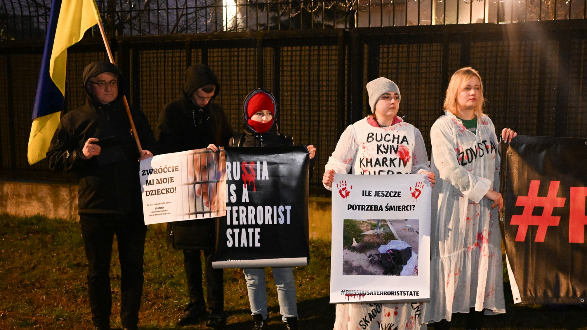 Польские и украинские активисты выбросили 2 тонны навоза к воротам виллы российского посла