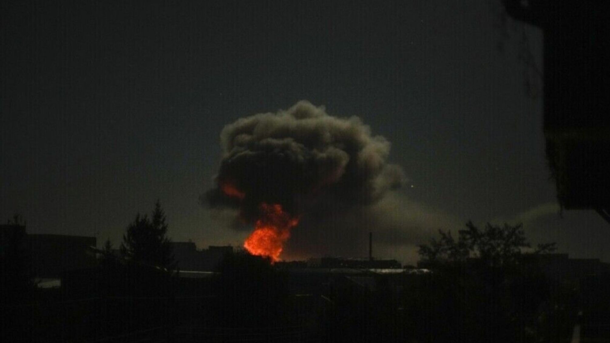 У Липецьку прогриміли вибухи та спалахнула пожежа на металургійному комбінаті