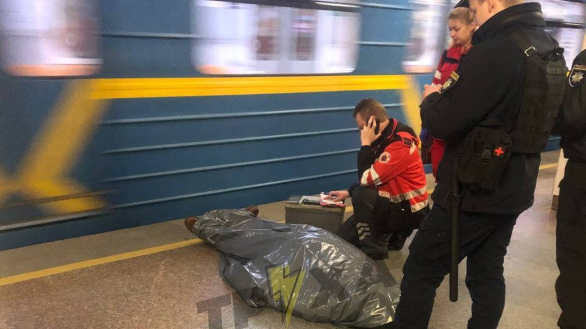 У Києві на станції метро 'Академмістечко' пасажир упав на колії: медики константували смерть