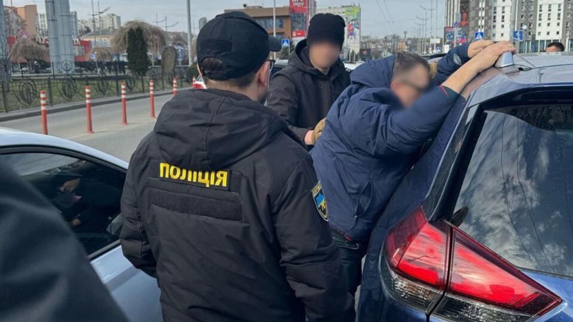 сотрудники полиции на улице задерживают человека