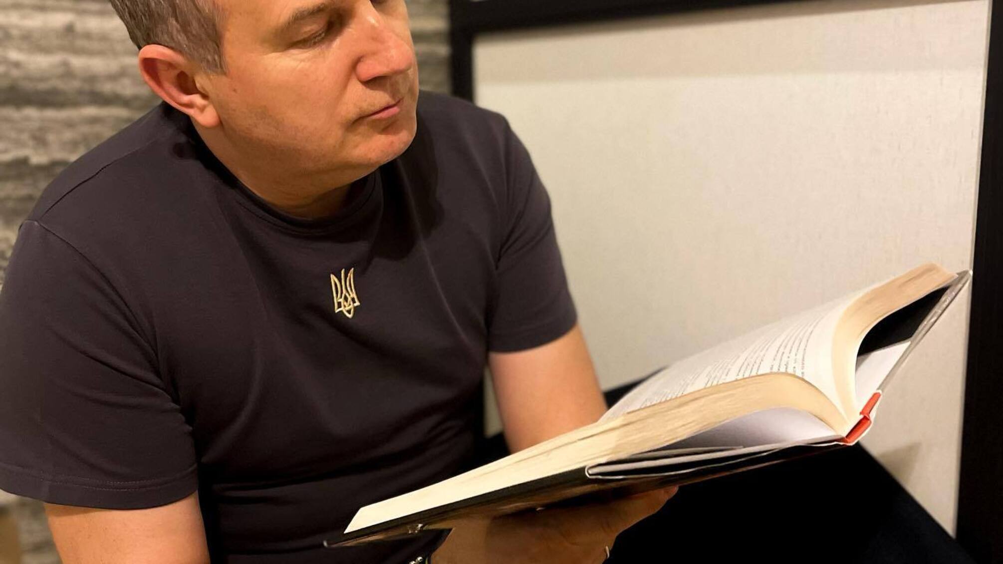 Юрій Горбунов читає книжку