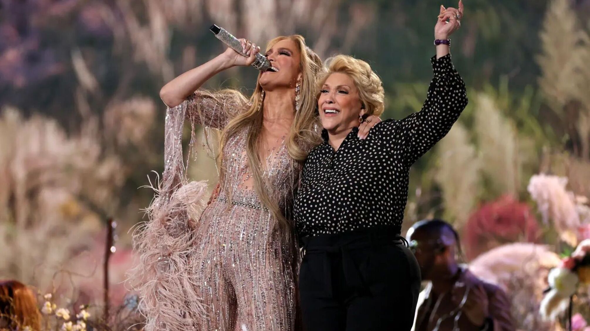 Дженніфер Лопес разом з матір'ю на сцені