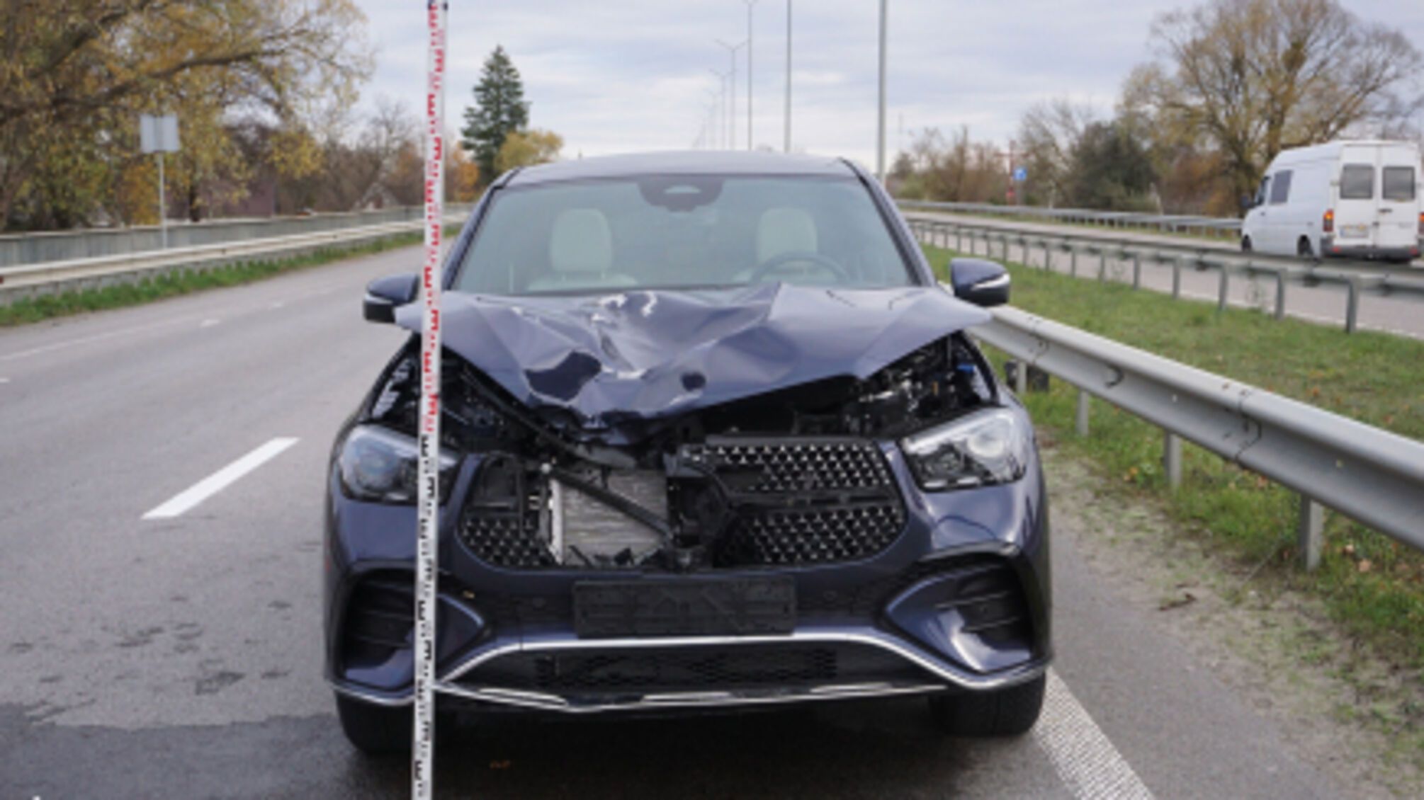 Повреждённая машина после ДТП