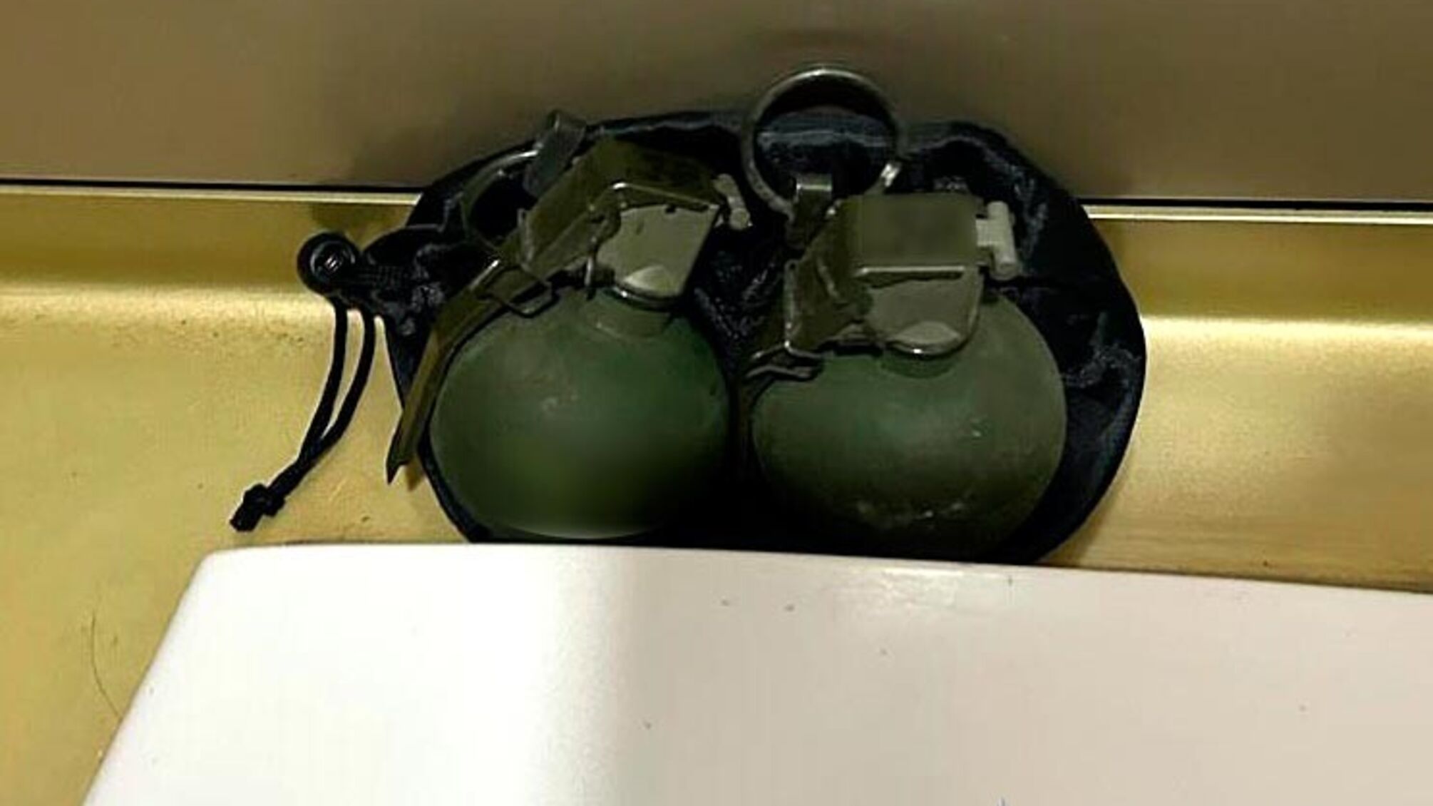 В туалете одного из вагонов поезда граждане обнаружили две гранаты: подробности