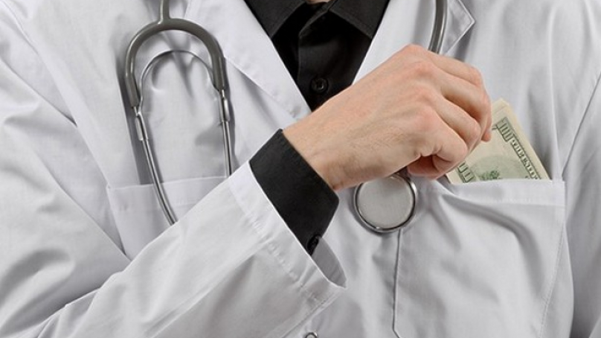 Посадовець Інституту урології вимагав 6 тис доларів за проведення безоплатної операції