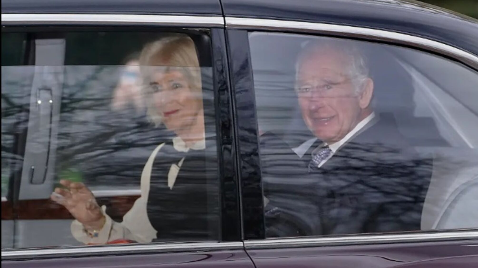 Король был в приподнятом настроении, улыбался и махал публике