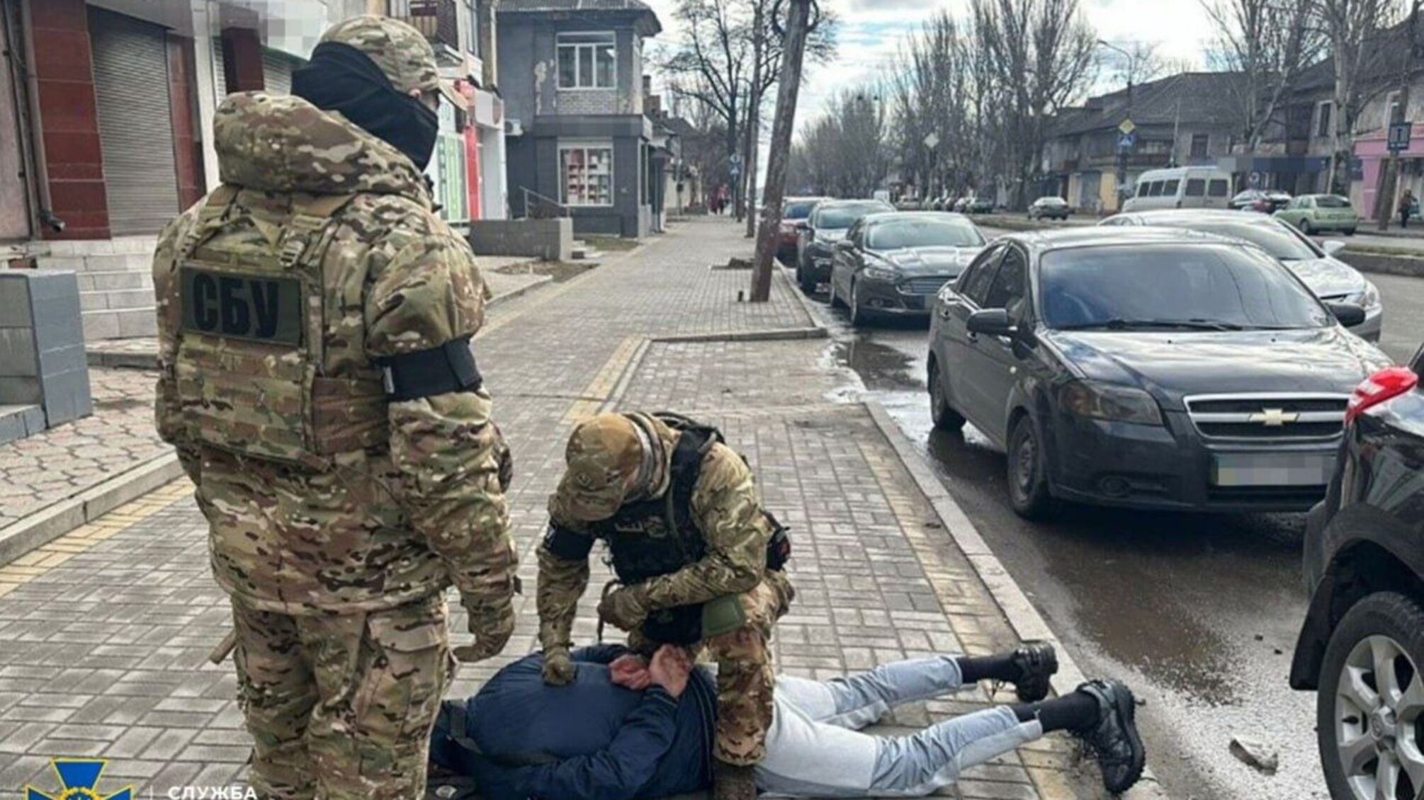 У Запоріжжі СБУ затримала рекетирів, які 'вибивали' гроші з дружини загиблого воїна ЗСУ