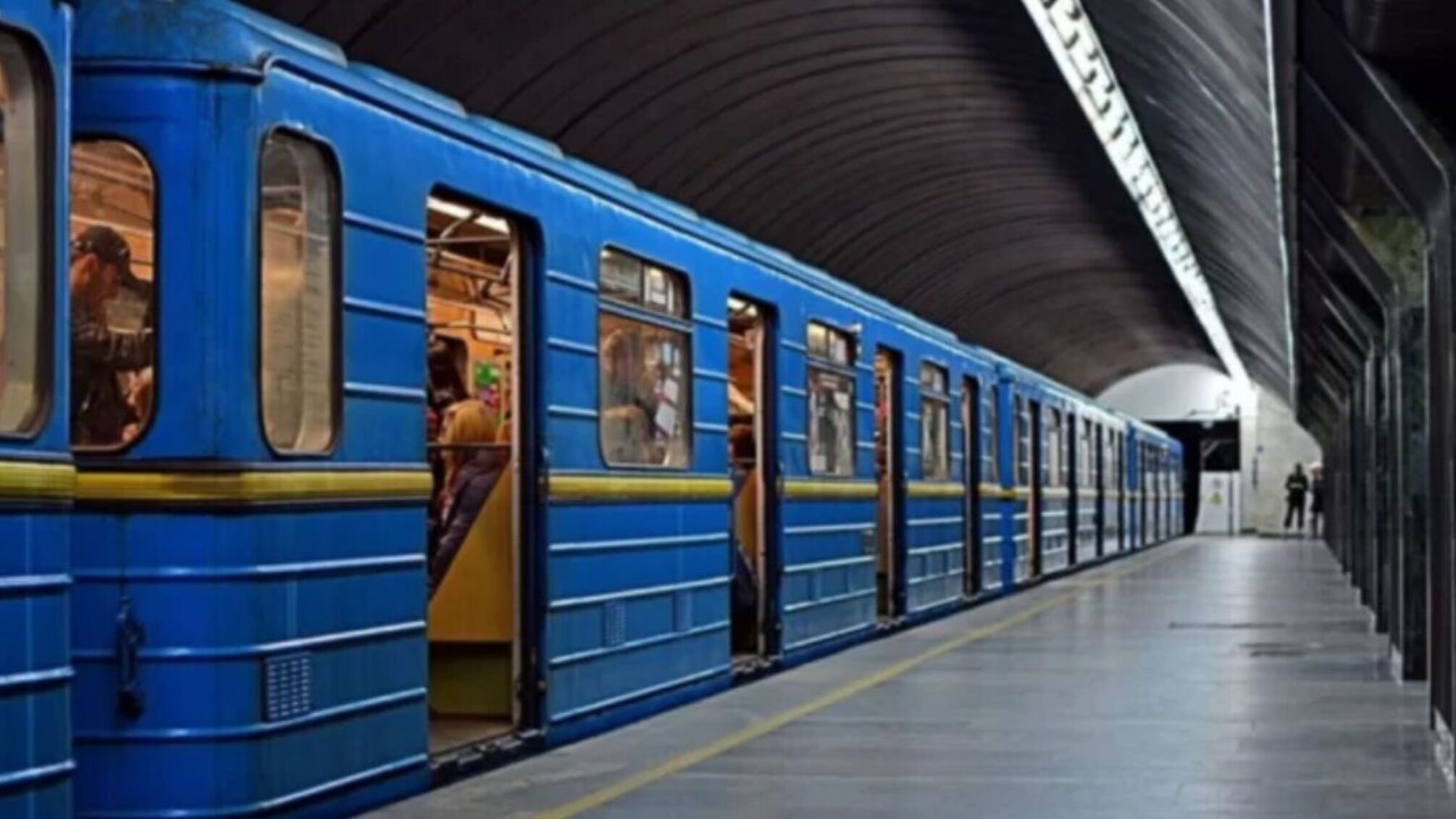 У Києві жінка похилого віку впала на рейки в метро