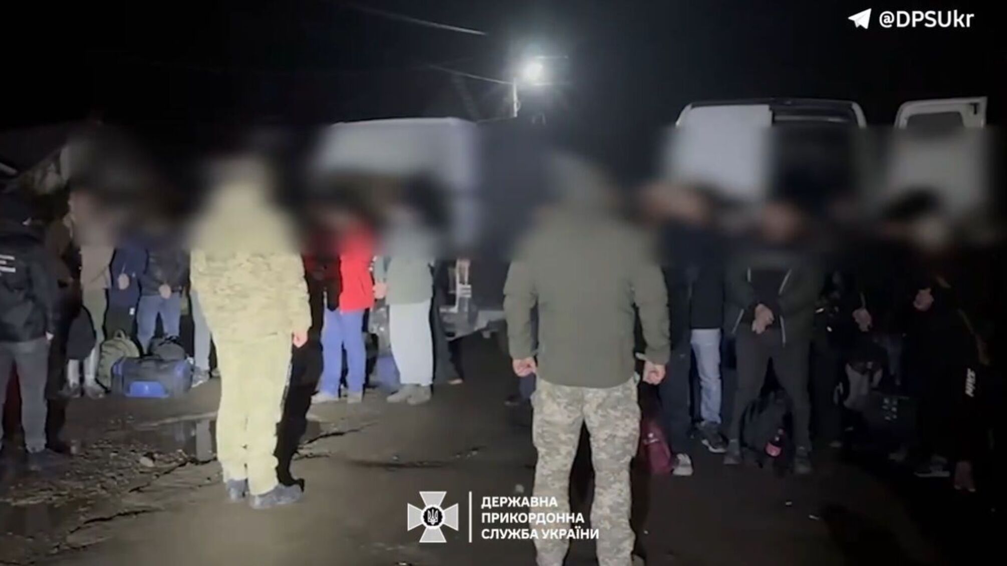 Убегали в Венгрию: ГНСУ задержало рекордное количество правонарушителей в группе из 40 человек