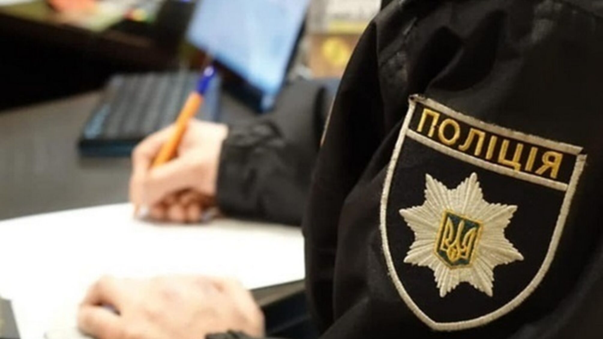 На Київщині чоловік напав з ножем на правоохоронця, за що отримав постріл в ногу