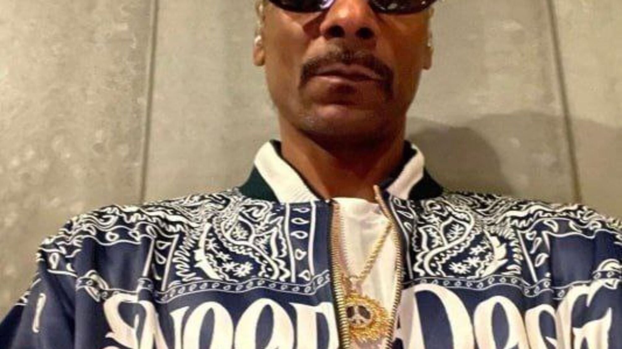 Репер Snoop Dogg одягнув прикрасу з українською символікою