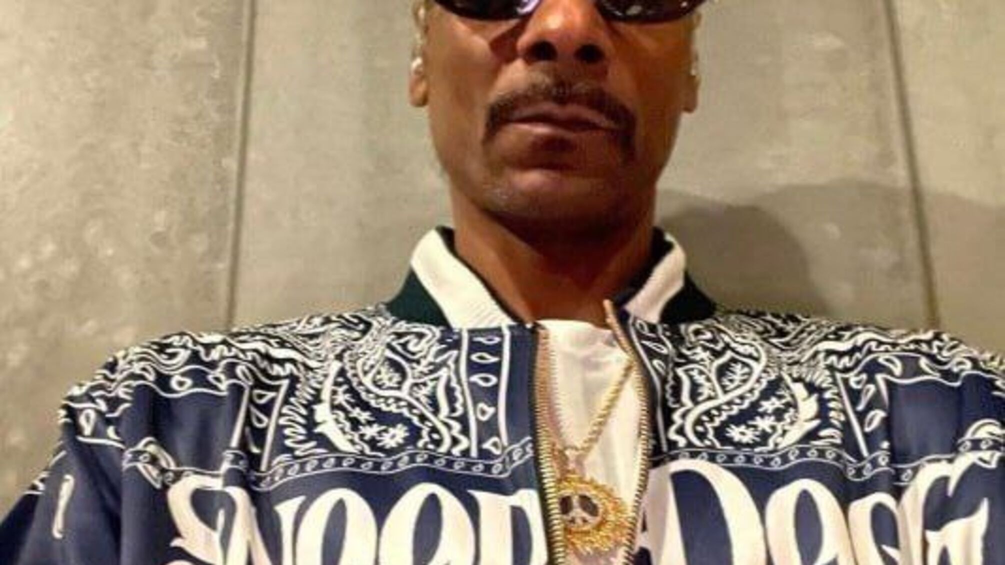  Рэпер Snoop Dogg надел украшение с украинской символикой (фото)